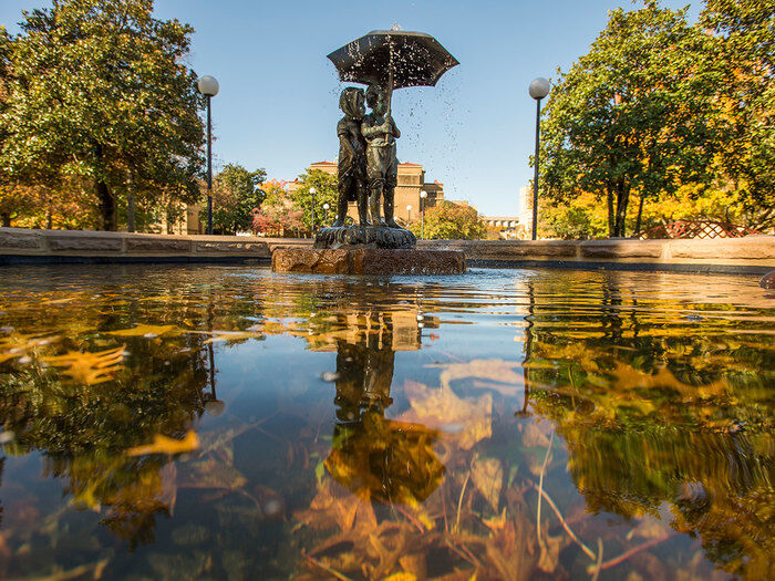 Campus Fall Paul & Virginia Old Main 2018